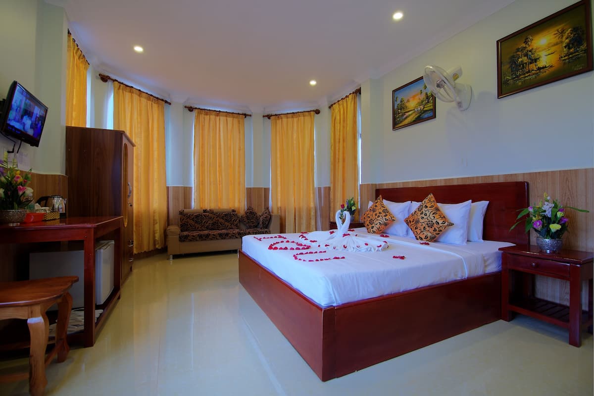 Deluxe King Room | 1 bedroom, premium bedding, minibar, desk