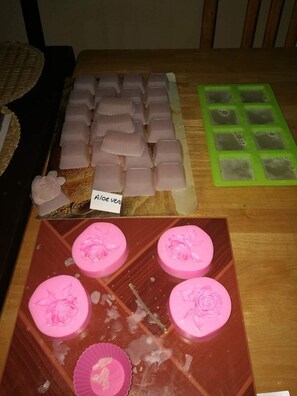 A table with various silicone molds, including rectangular and circular shapes, some with floral designs. - Reve des Iles (Rodrigues Island)