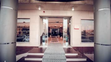 Fachada da propriedade à noite