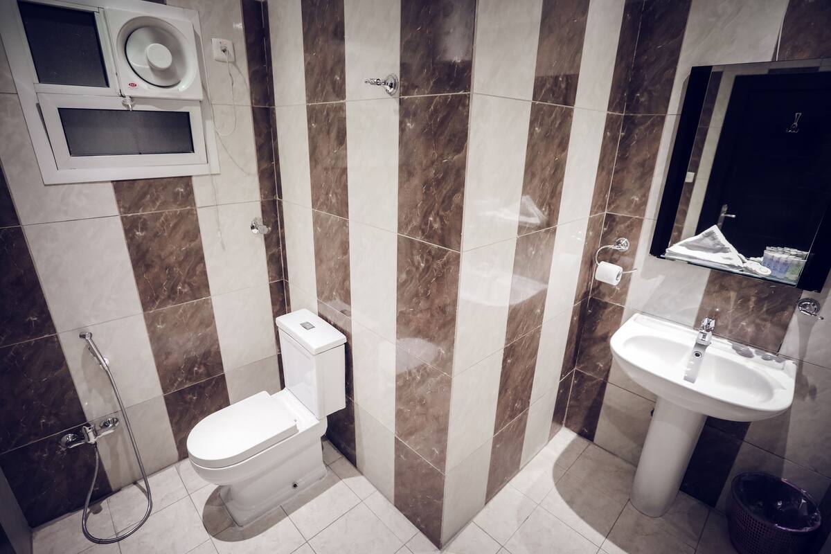 Kostenlose Toilettenartikel, Hausschuhe, Handtücher