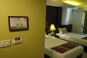 Desk, free WiFi, bed sheets - P1 House Phitsanulok (Phitsanulok)