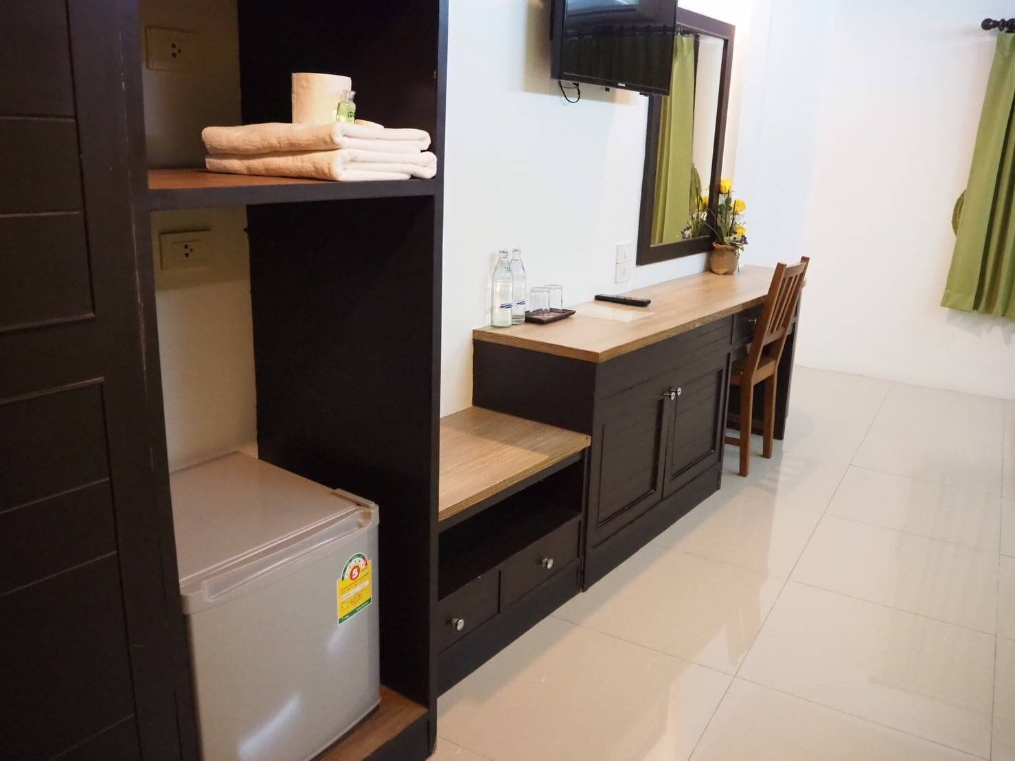 desk, rollaway beds, free wifi