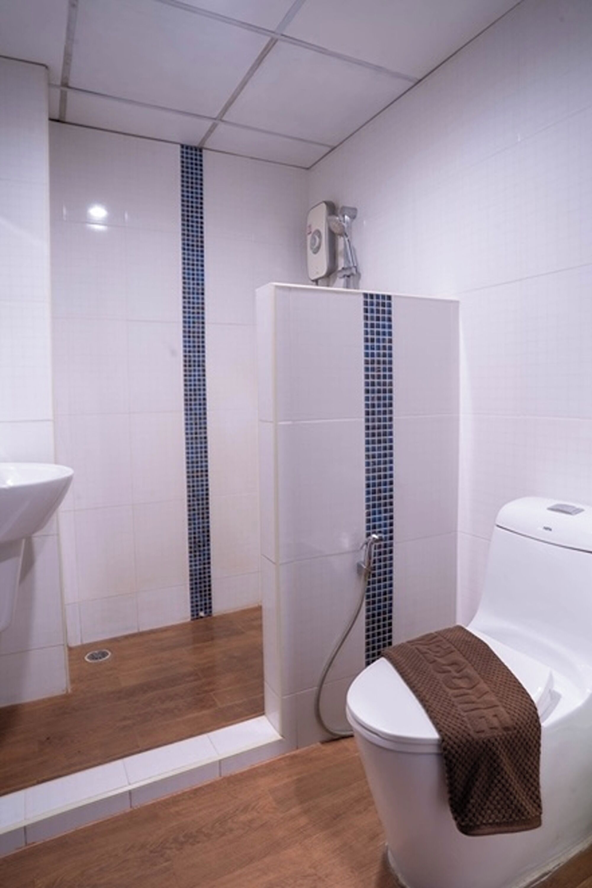 Ein Badezimmer mit Dusche, Toilette und Waschbecken.