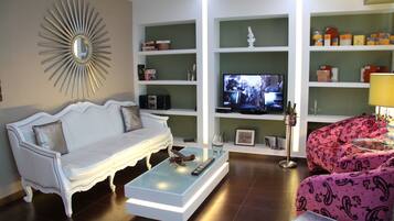 Superior appartement, 1 slaapkamer | Woonruimte | Een 42-inch ledtelevisie met digitale zenders en een televisie