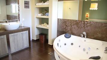 Superior appartement, 1 slaapkamer | Badkamer | Gratis toiletartikelen, een haardroger, handdoeken