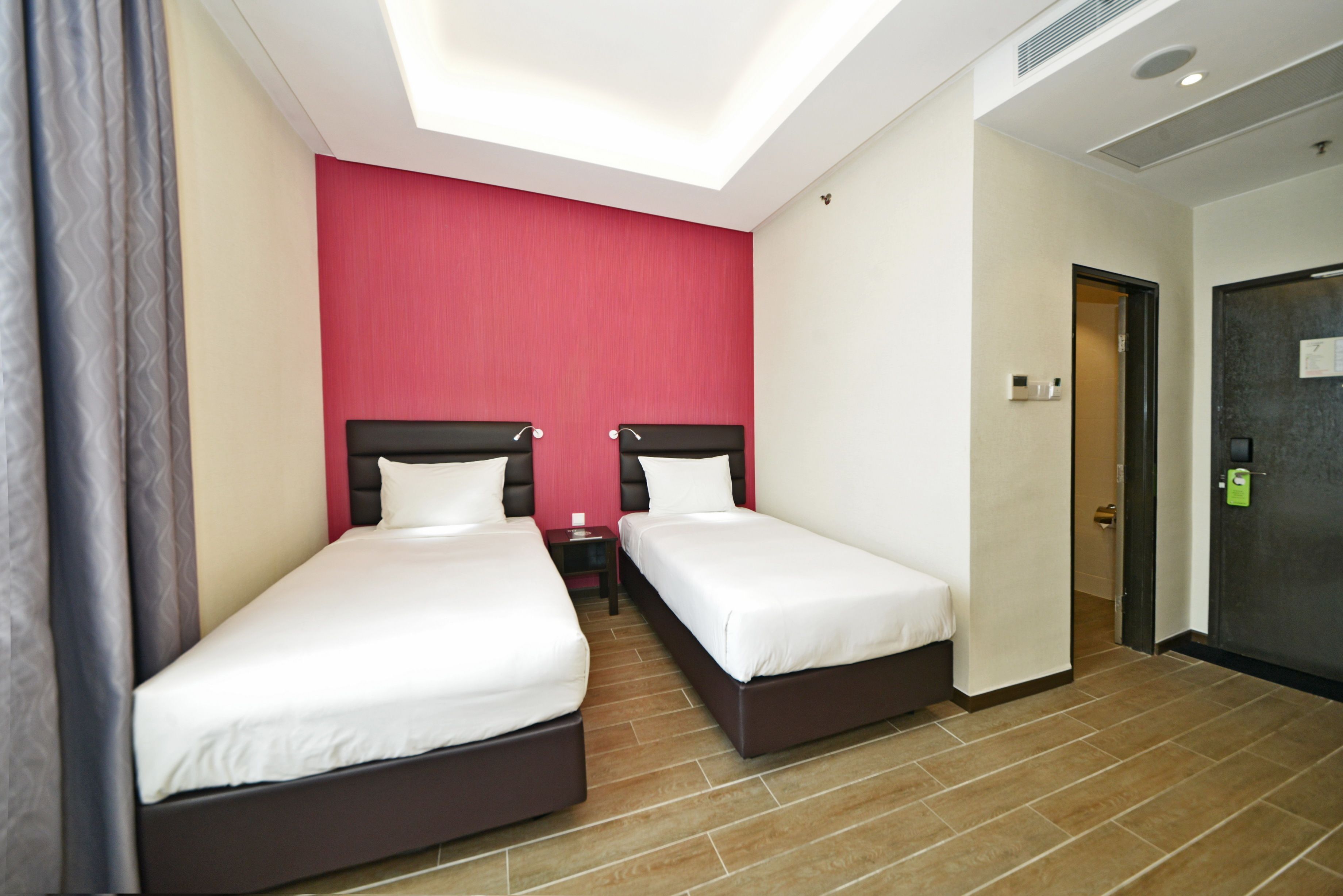 ตู้นิรภัยในห้องพัก, โต๊ะทำงาน, ผ้าม่านกันแสง, Wi-Fi ฟรี