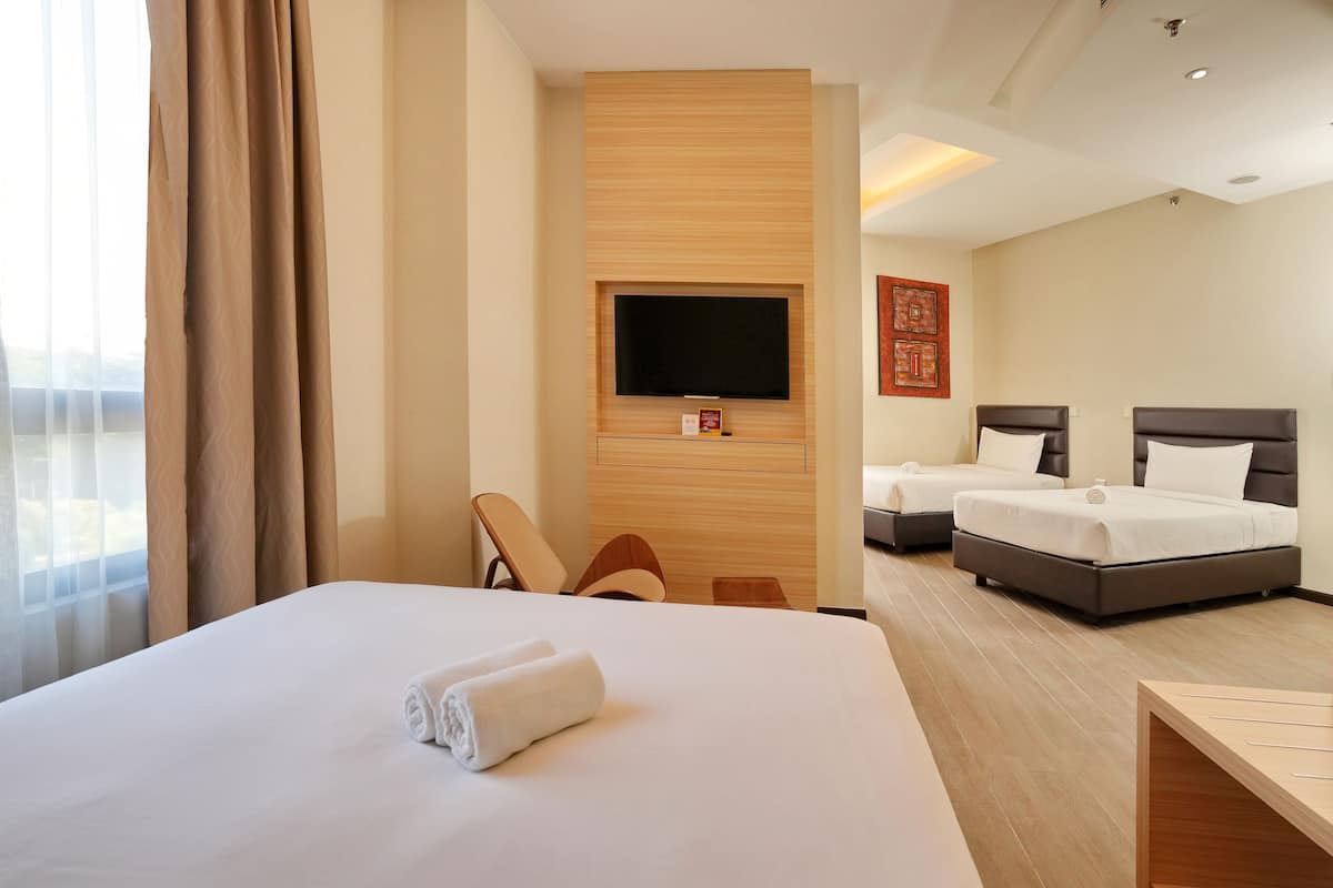 Deluxe Quadruple Room | In-room safe, desk, blackout drapes, free WiFi