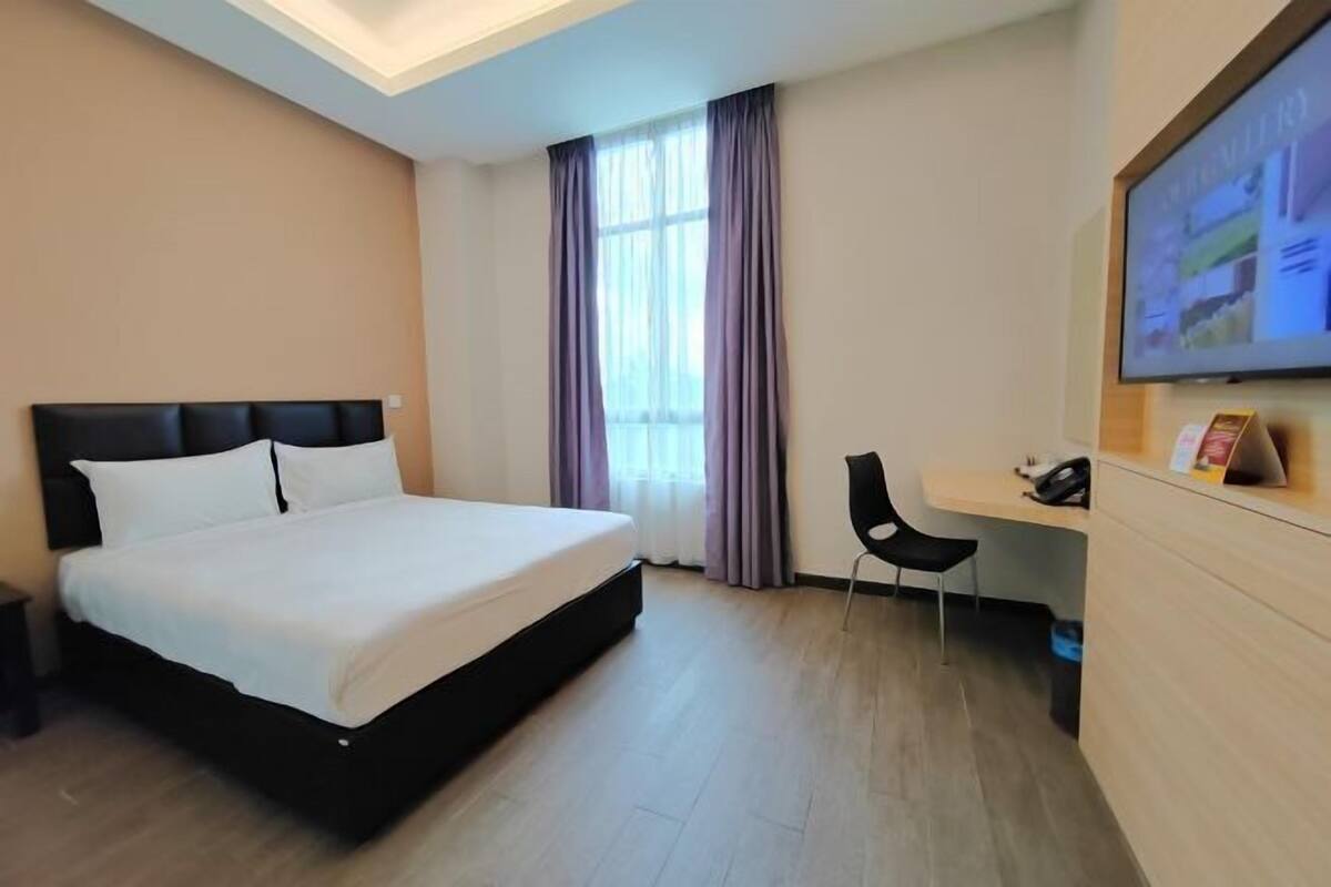 In-room safe, desk, blackout drapes, WiFi (free)