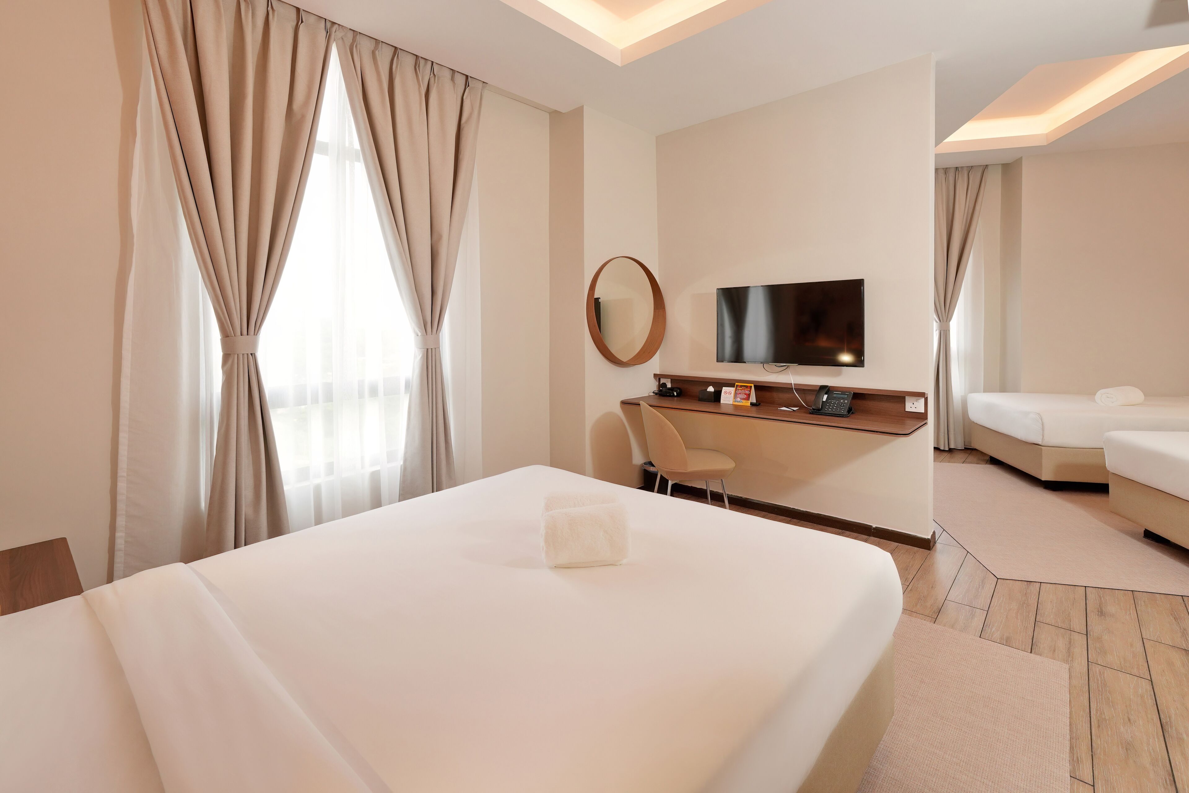 Habitació quàdruple familiar | Caixa forta a l&#x27;habitació, escriptori, cortines opaques i wifi gratuïta 