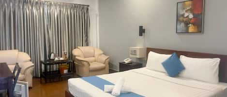 Minibar, coffres-forts dans les chambres, bureau