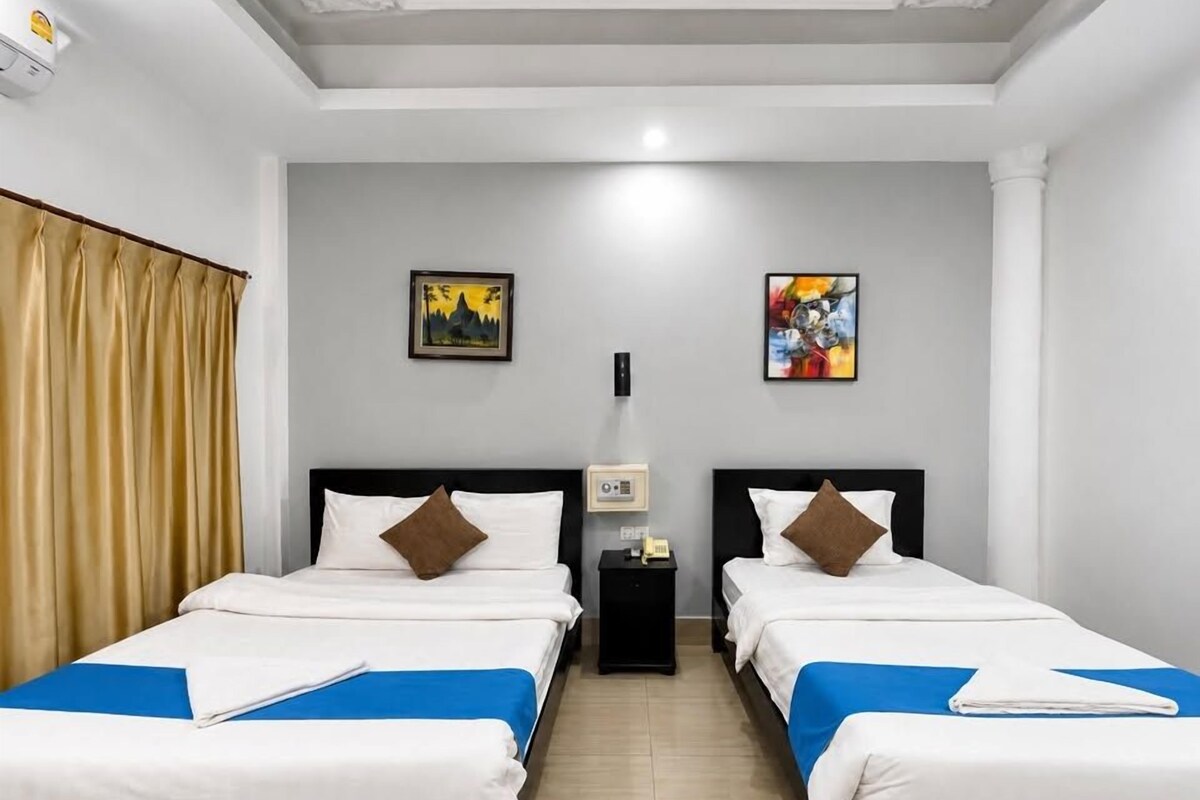 Superior Twin Room | Street view