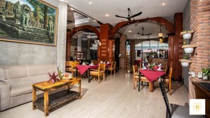 Se sirven desayunos, almuerzos, cenas y cocina camboyana 