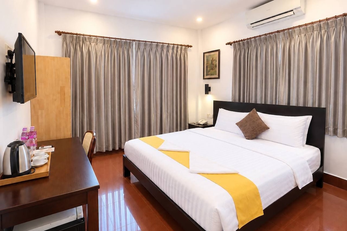 Superior Double Room | Minibar, in-room safe, desk, iron/ironing board (on request)