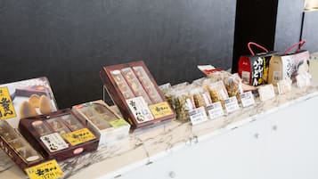 Una exhibición de alimentos envasados con etiquetas de precio en una tienda.