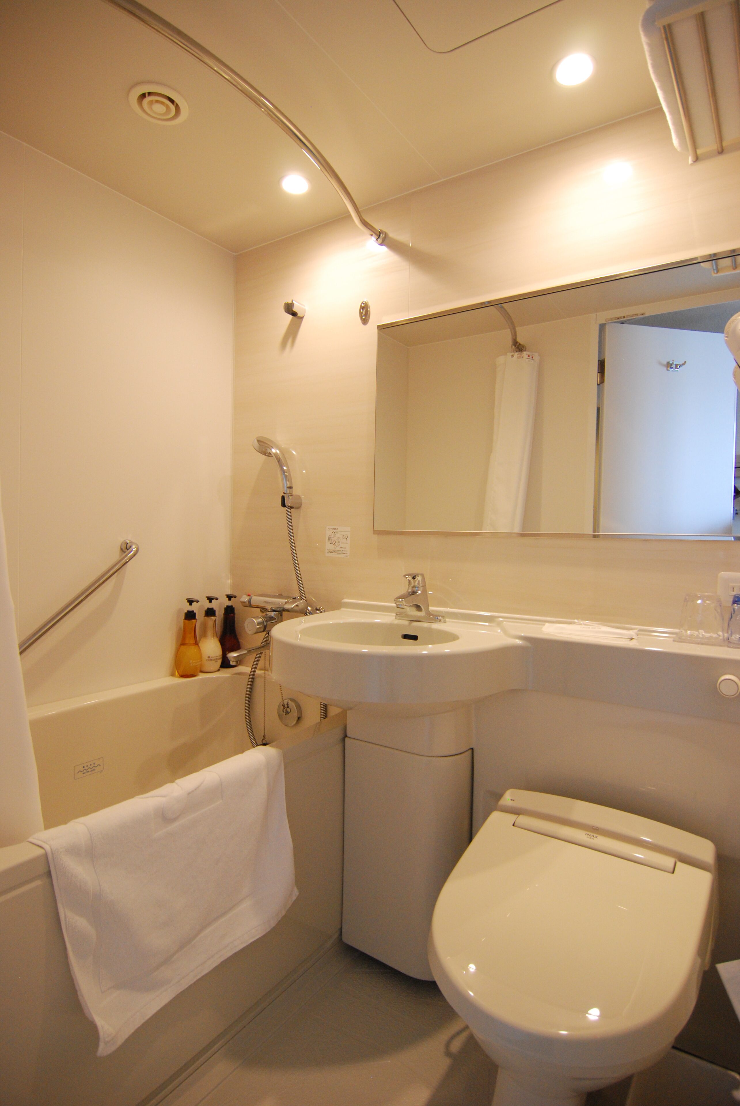 combined shower/bathtub, deep-soaking bathtub, free toiletries