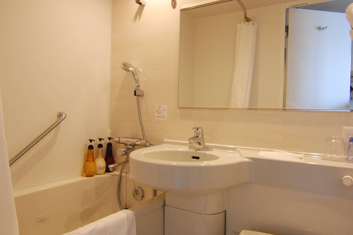 combined shower/bathtub, deep-soaking bathtub, free toiletries