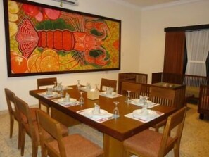 Se sirven desayunos, almuerzos y cenas; cocina internacional