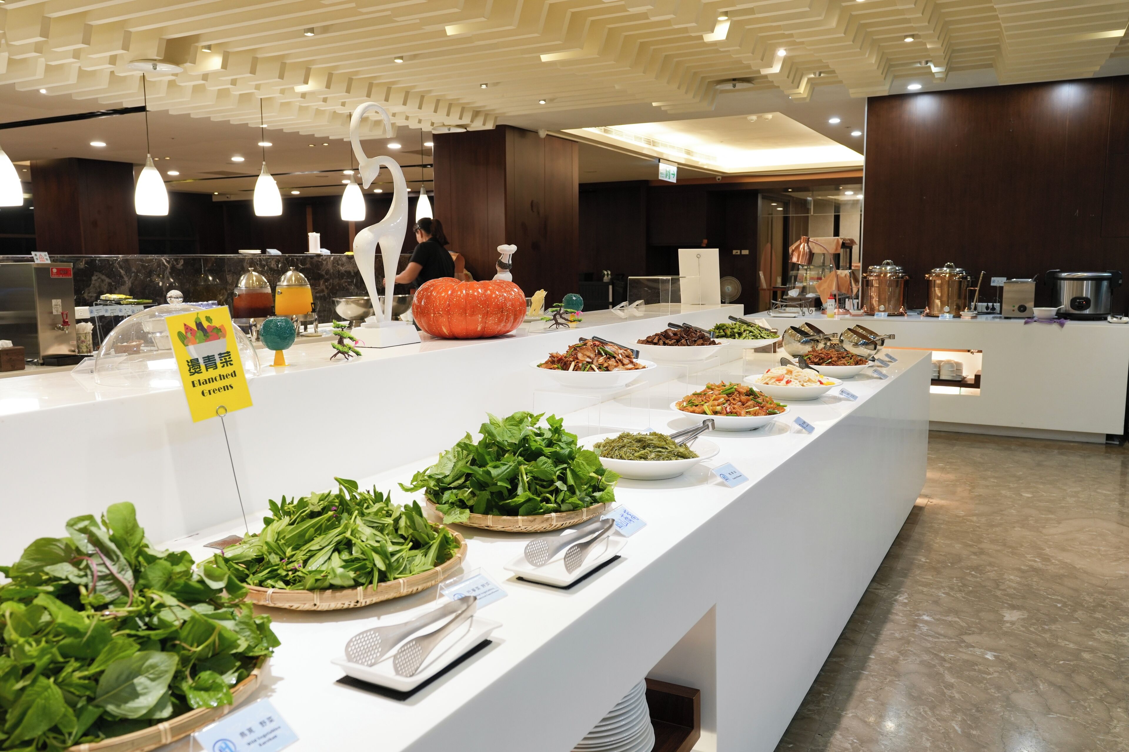 Breakfast served, international cuisine