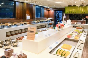 Breakfast served, international cuisine
