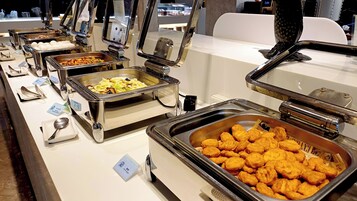 Un montaje tipo bufé con diversos alimentos y utensilios.