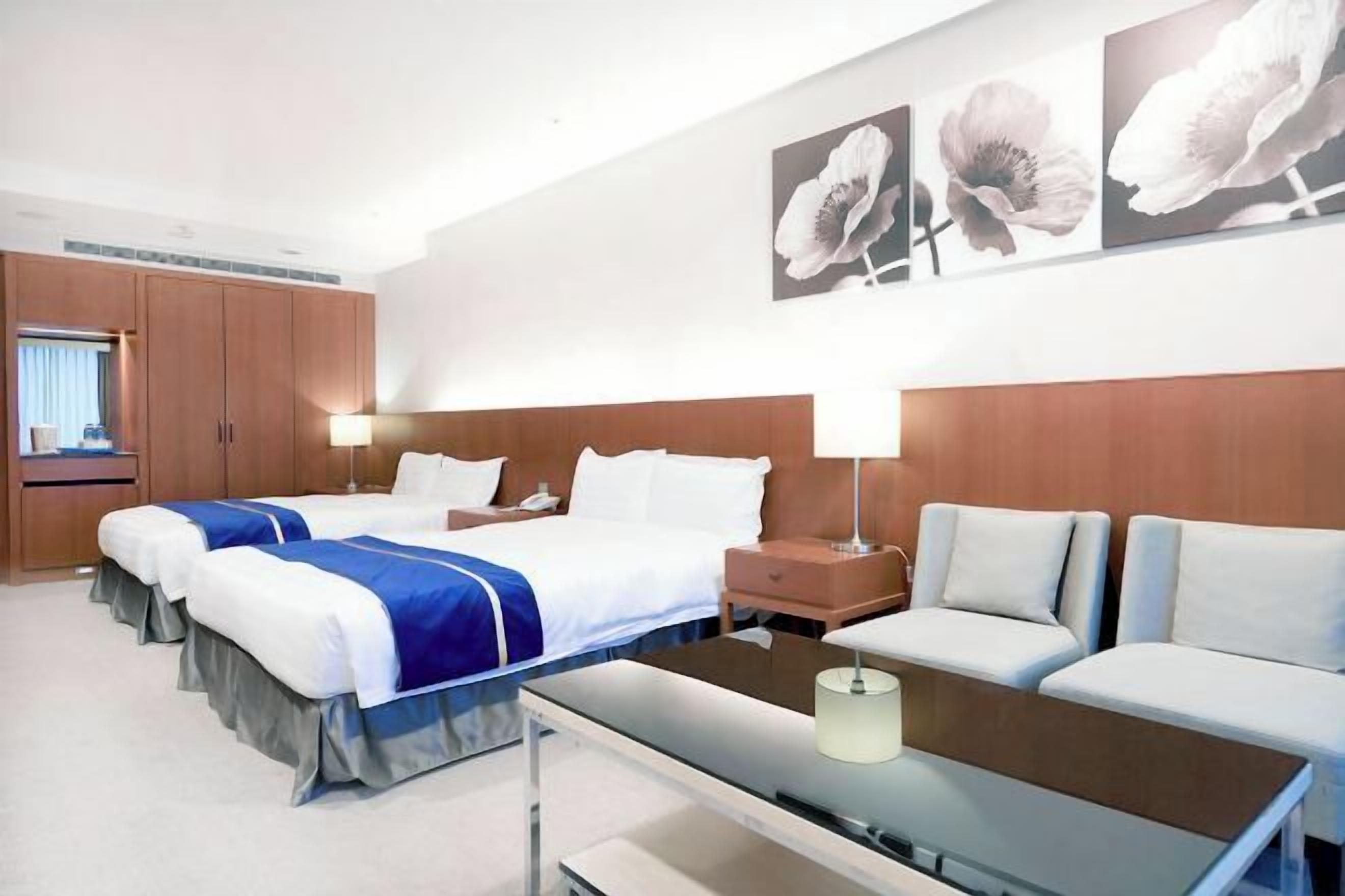 Desk, blackout curtains, soundproofing, free cots/infant beds