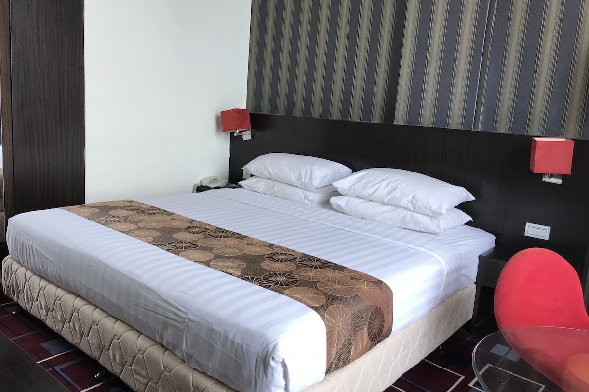 Executive Suite | Minibar, desk, iron/ironing board, free WiFi