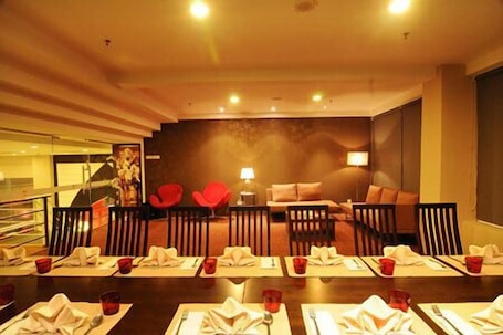 2 restaurants, lunch, dinner served; Chinese cuisine