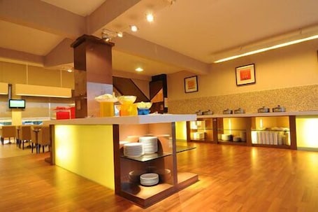 2 restaurants, lunch, dinner served; Chinese cuisine