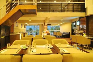 2 か所のレストラン、ランチ、ディナーに営業 (中華料理)