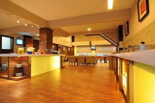 2 restaurantes; se sirven almuerzos, cenas y cocina china 