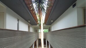 Un interior moderno con un corredor central bordeado por dos paredes de diseño acanalado.