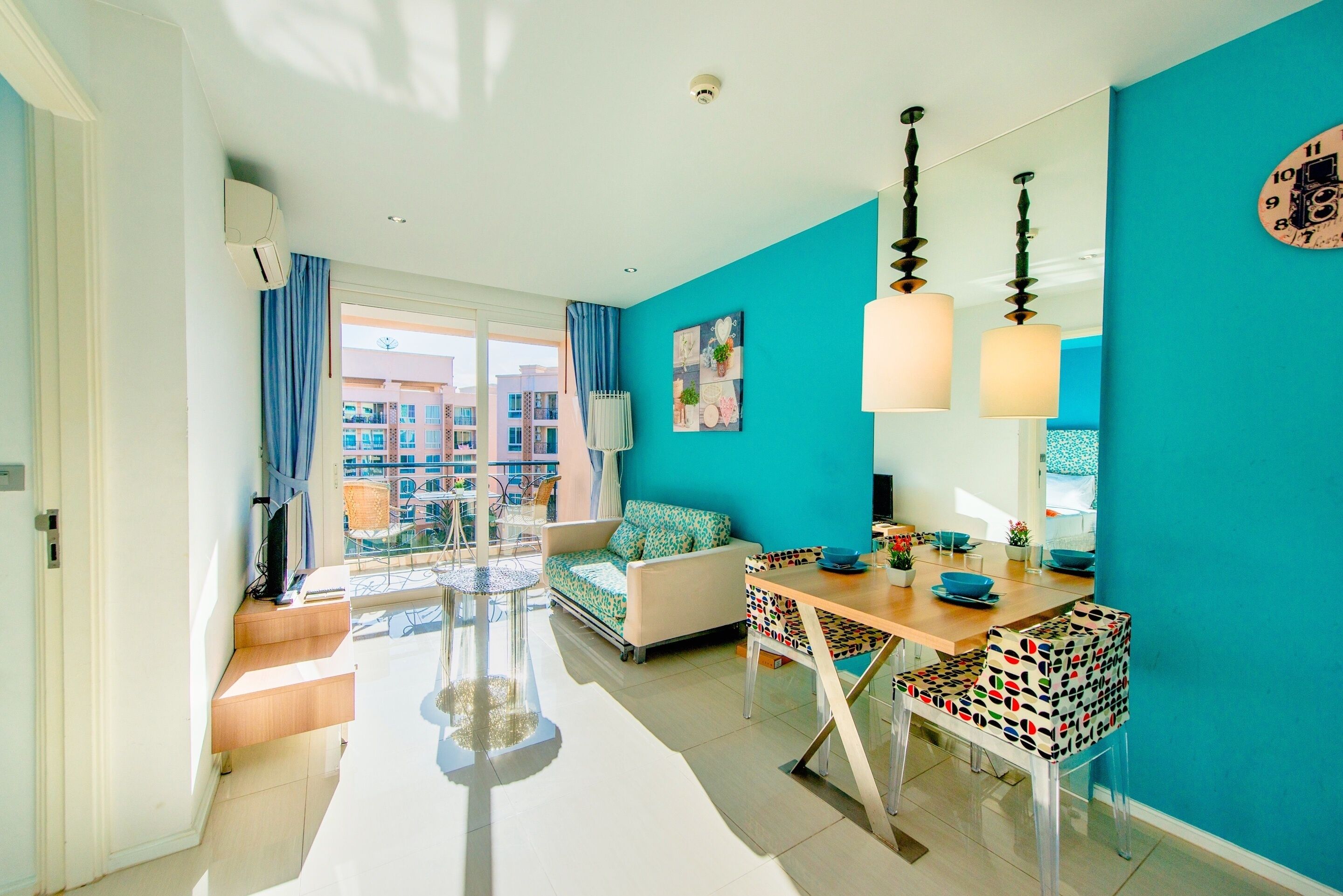 Deluxe Suite, Pool View | Living area | 32-inch TV with cable channels
