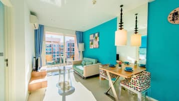 Deluxe Suite, Pool View | Living area | 32-inch TV with cable channels