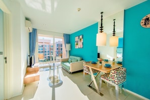 Deluxe Suite, Pool View | Living area | 32-inch TV with cable channels - Atlantis Resort Jomtien Beach (Pattaya)