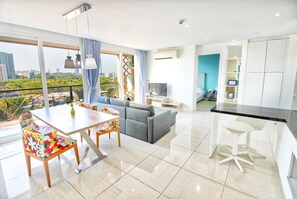 Apartamento panorâmico, 2 quartos, vista para a cidade | Área de estar | TV 32 polegadas com canais a cabo