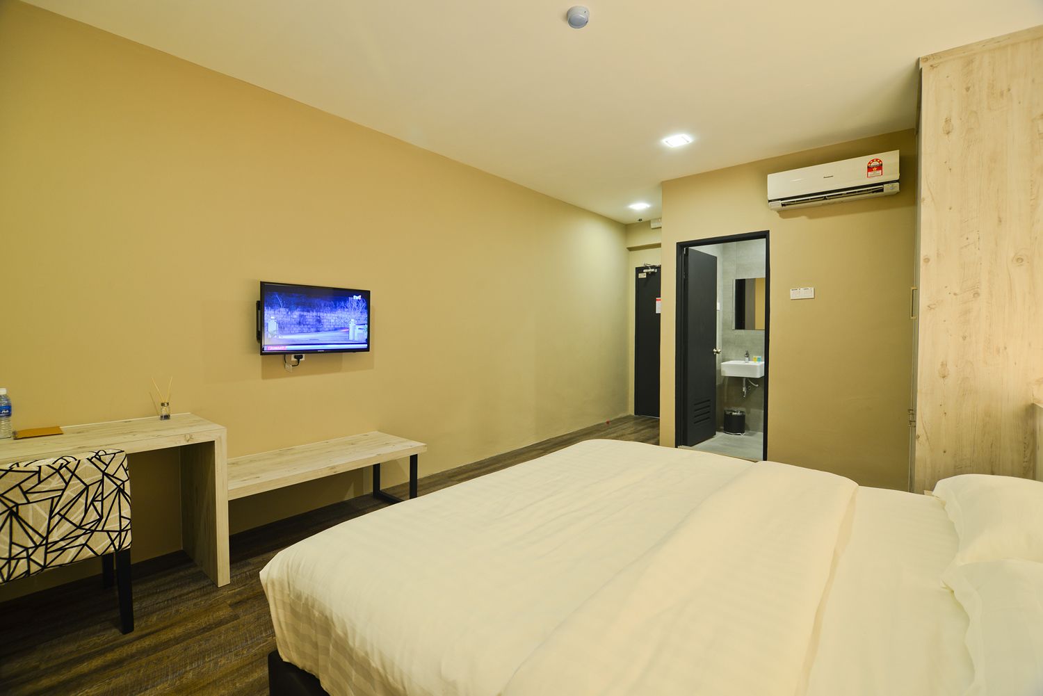 standard room, 1 king bed | desk, blackout curtains, iron/ironing board, rollaway beds