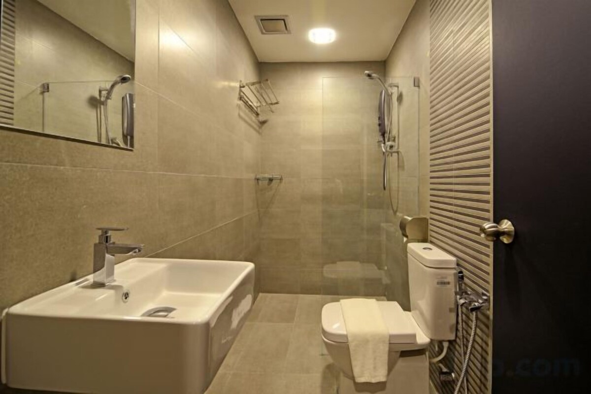 Shower, free toiletries, hair dryer, slippers