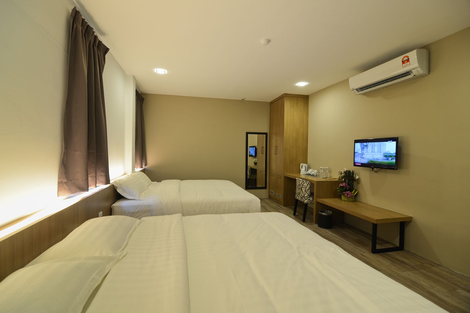 deluxe twin room, 1 bedroom | desk, blackout curtains, iron/ironing board, rollaway beds