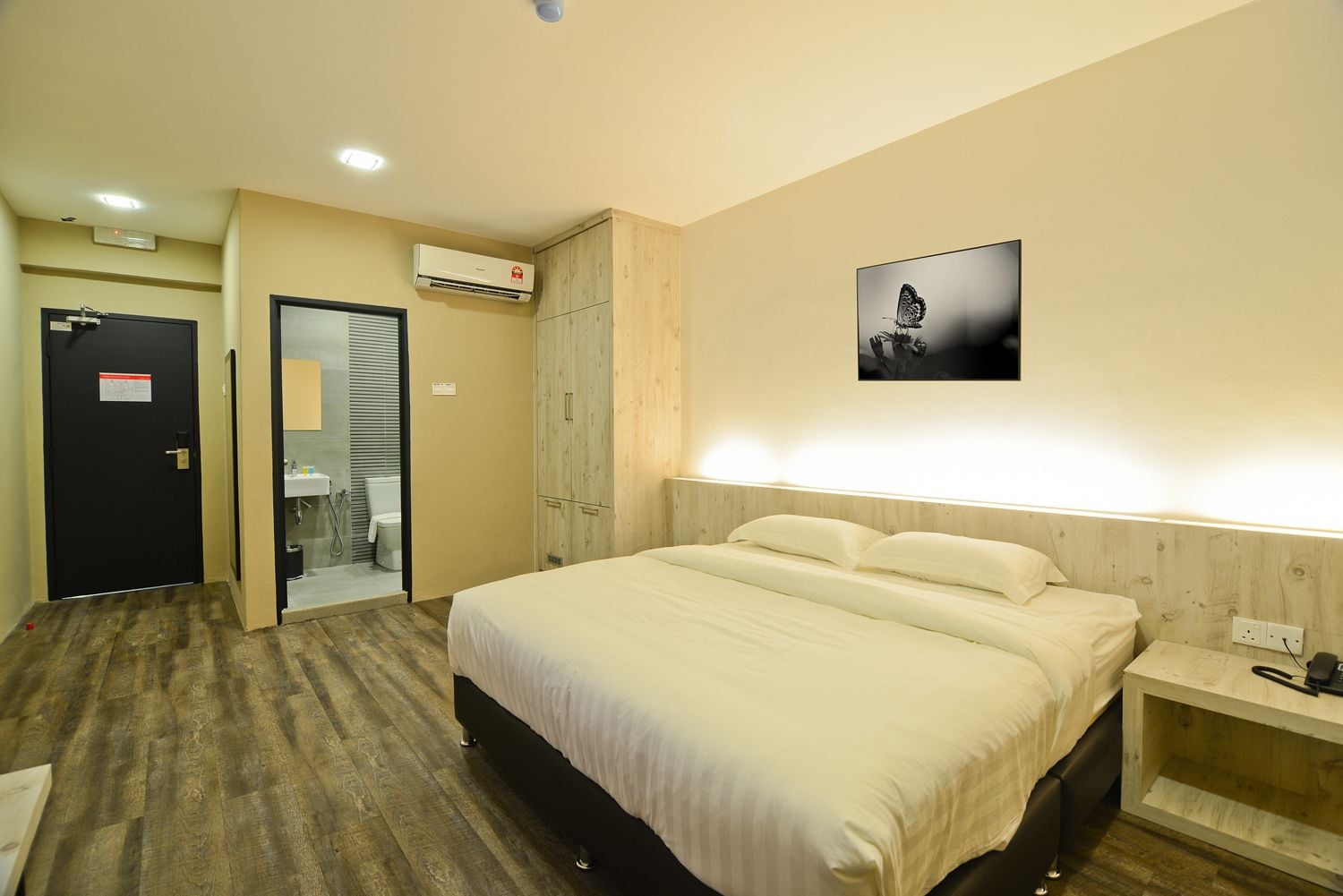 standard room, 1 king bed | desk, blackout curtains, iron/ironing board, rollaway beds