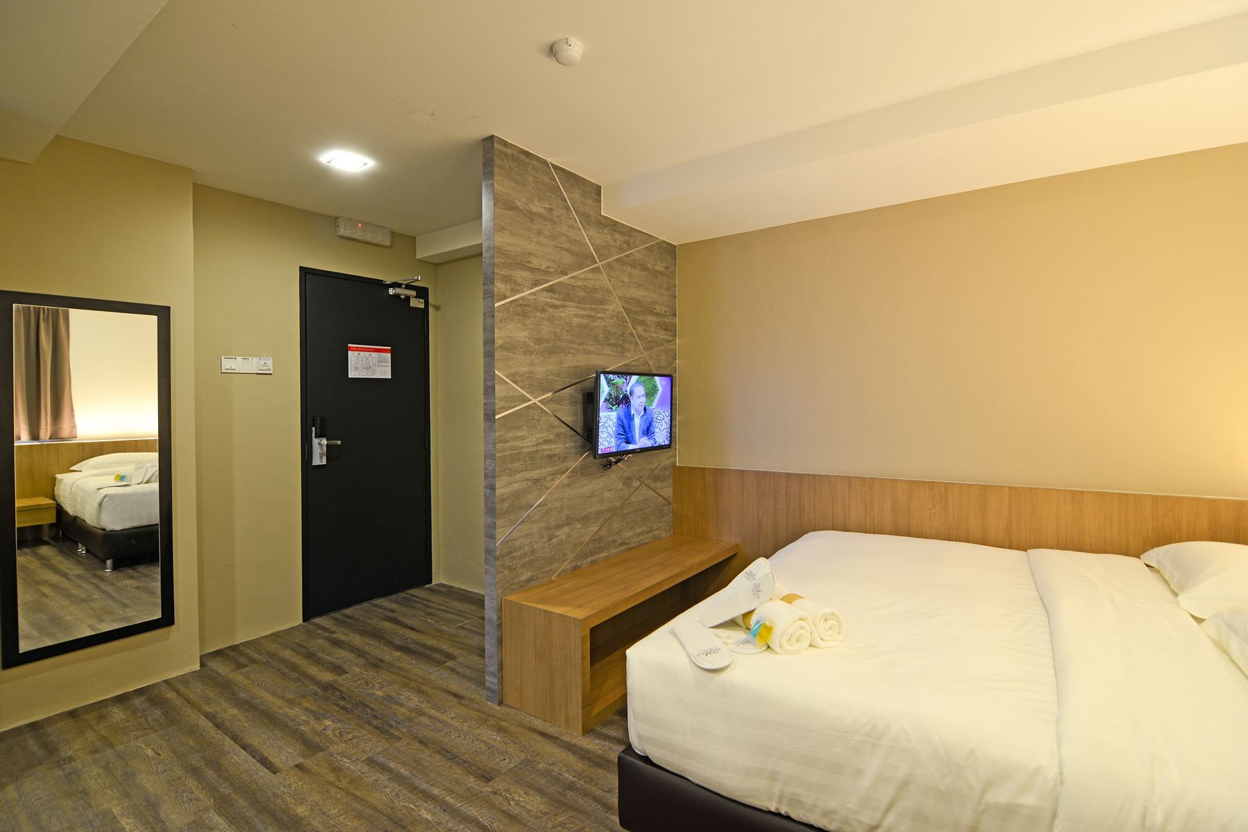deluxe room, 1 king bed | desk, blackout curtains, iron/ironing board, rollaway beds