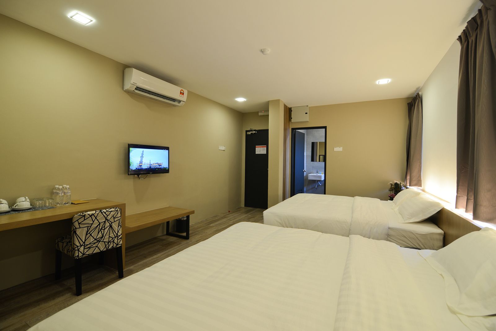 deluxe twin room, 1 bedroom | desk, blackout curtains, iron/ironing board, rollaway beds