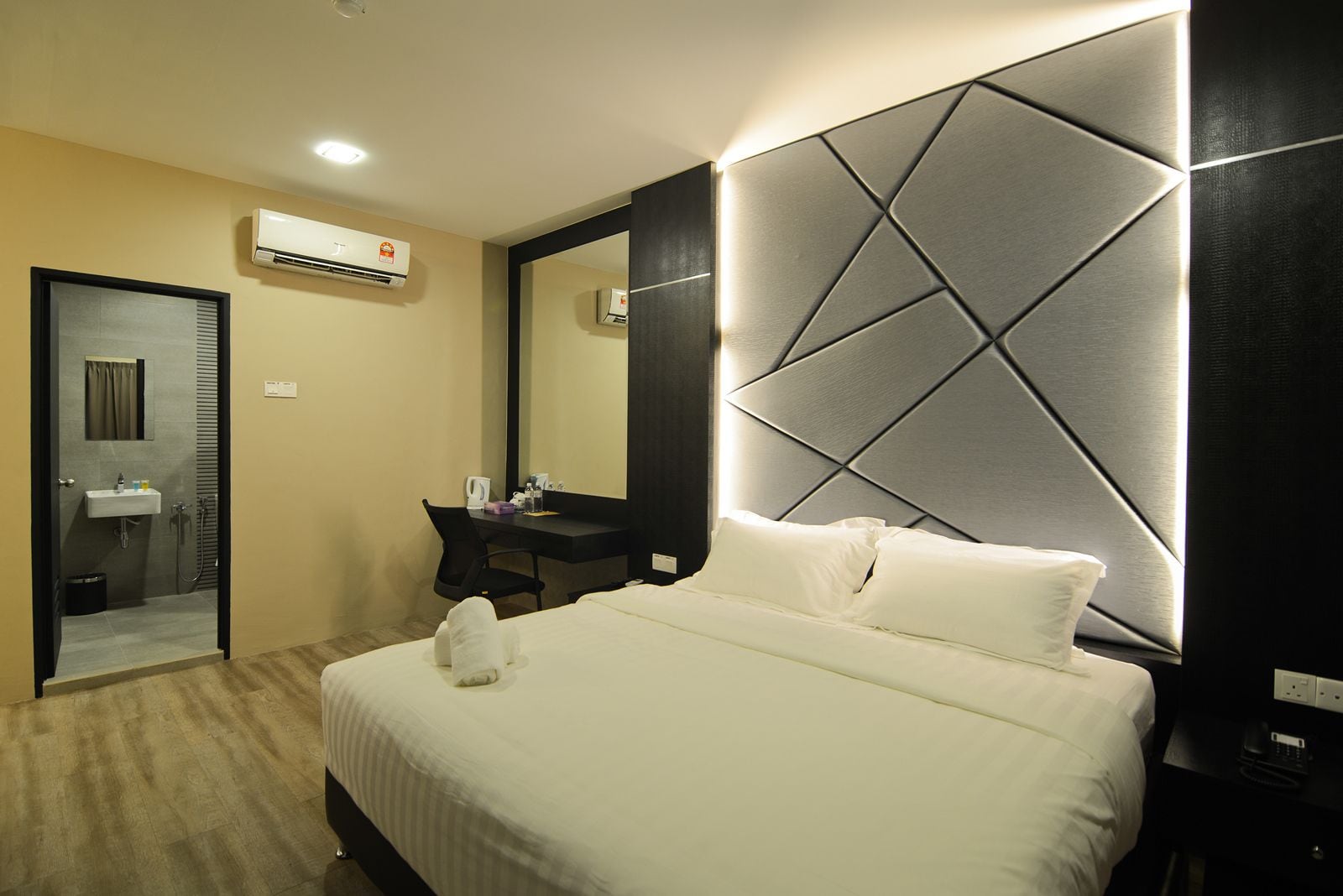 executive suite, 1 king bed | desk, blackout curtains, iron/ironing board, rollaway beds