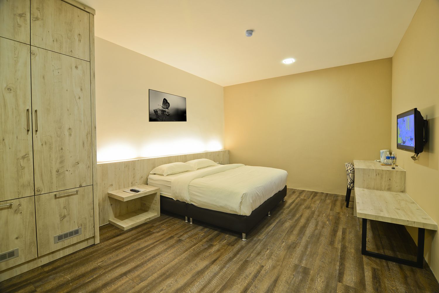 standard room, 1 king bed | desk, blackout curtains, iron/ironing board, rollaway beds