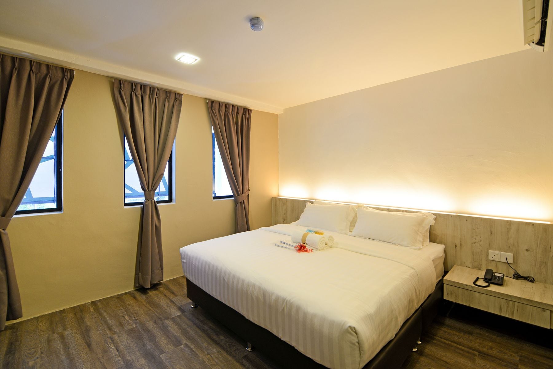 deluxe room, 1 king bed | desk, blackout curtains, iron/ironing board, rollaway beds