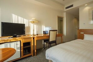 Double Room, Non Smoking | Down duvets, desk, laptop workspace, blackout curtains - Hotel Cadenza Tokyo (Tokyo)