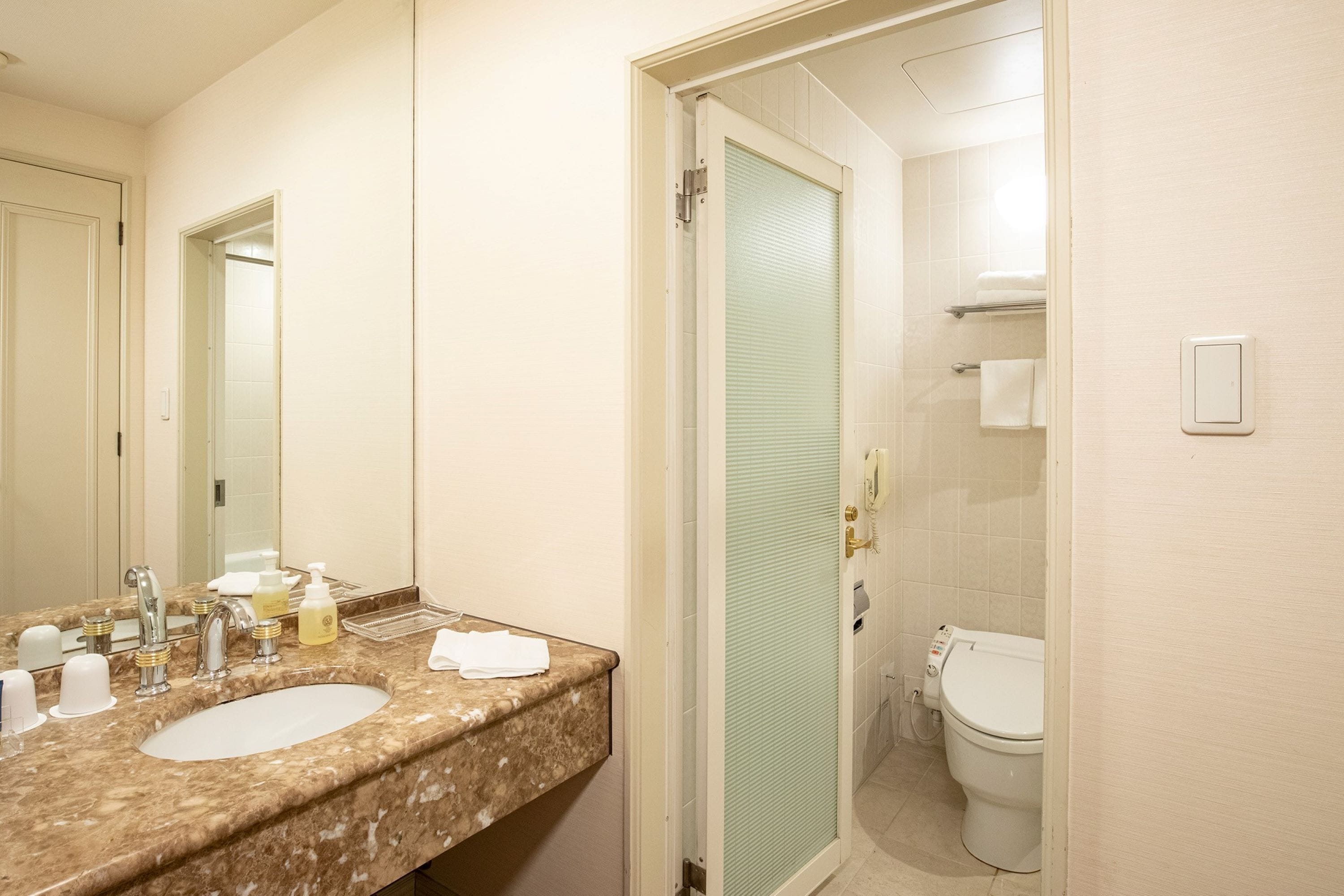 executive twin room, non smoking | down duvets, desk, laptop workspace, blackout curtains