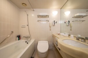 Quarto casal, para não fumantes | Banheiro | Chuveiro/banheira combinados, produtos de toalete grátis