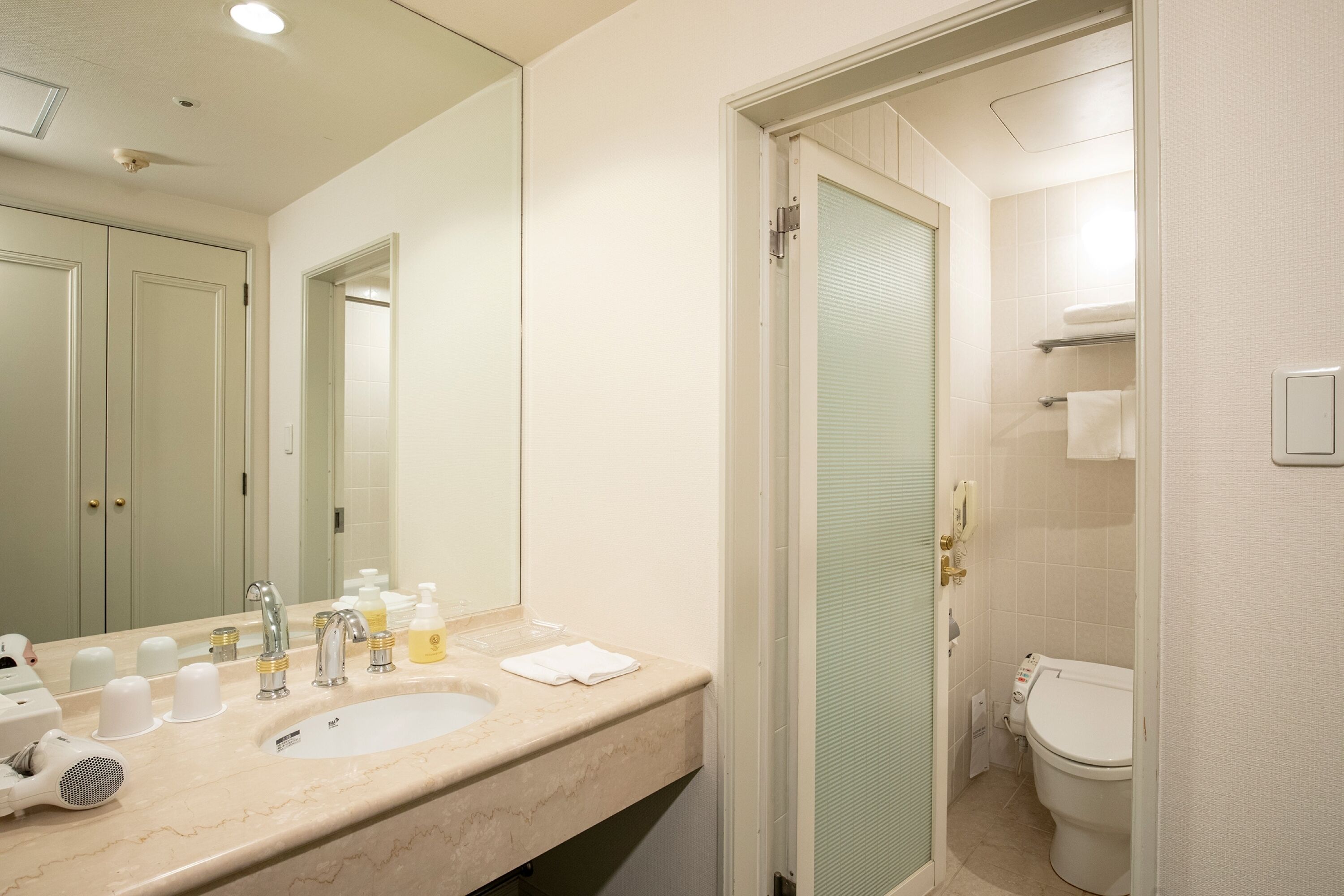 twin room, non smoking | bathroom | combined shower/bathtub, free toiletries, hair dryer, slippers