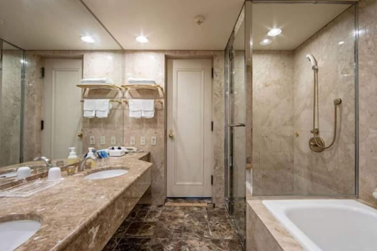 Salle de bain | Ensemble douche/baignoire, articles de toilette gratuits, sĂšche-cheveux