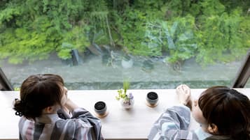 Chambre Deluxe | Coffres-forts dans les chambres, bureau, Wi-Fi gratuit, draps fournis